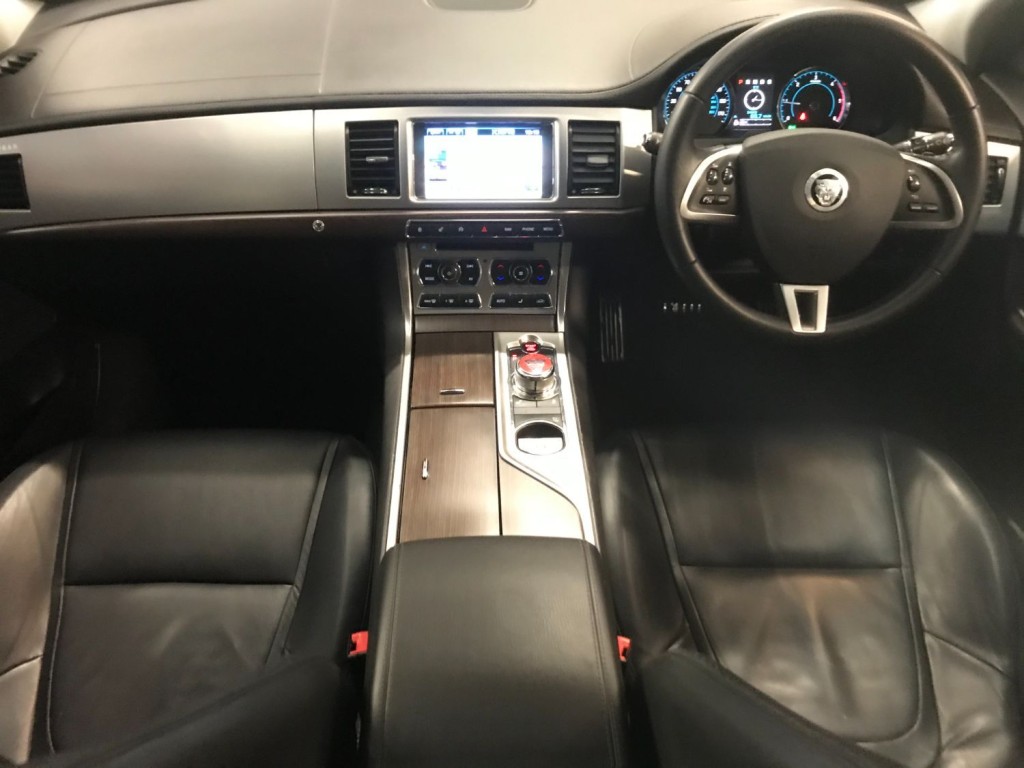 View JAGUAR XF D LUXURY