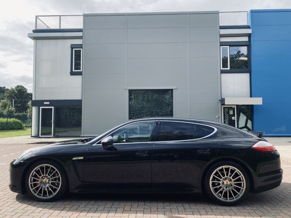 PORSCHE PANAMERA