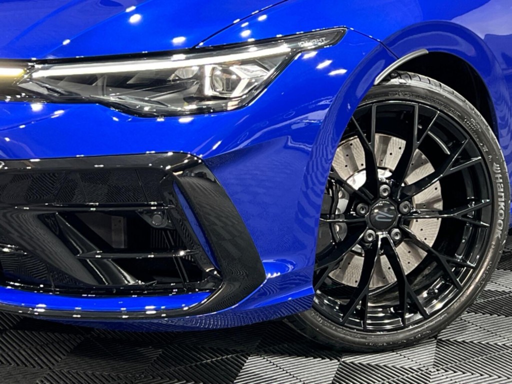 View VOLKSWAGEN GOLF 2.0 TSI R Black Edition