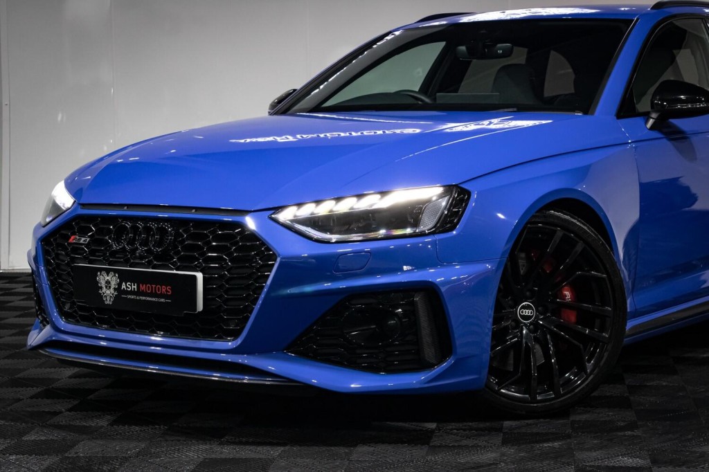 View AUDI RS4 2.9 TFSI V6 Carbon Black