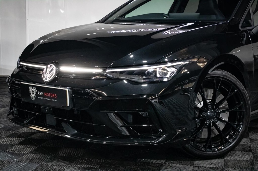 View VOLKSWAGEN GOLF 2.0 TSI R Black Edition