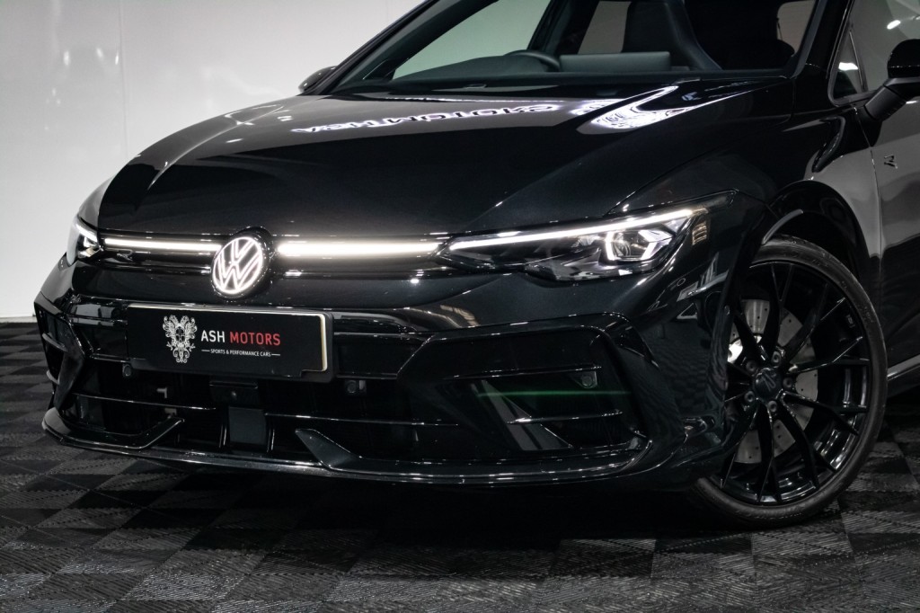 View VOLKSWAGEN GOLF 2.0 TSI R Black Edition