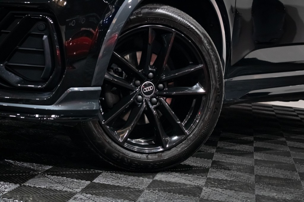 View AUDI Q3 2.0 TDI 35 Black Edition