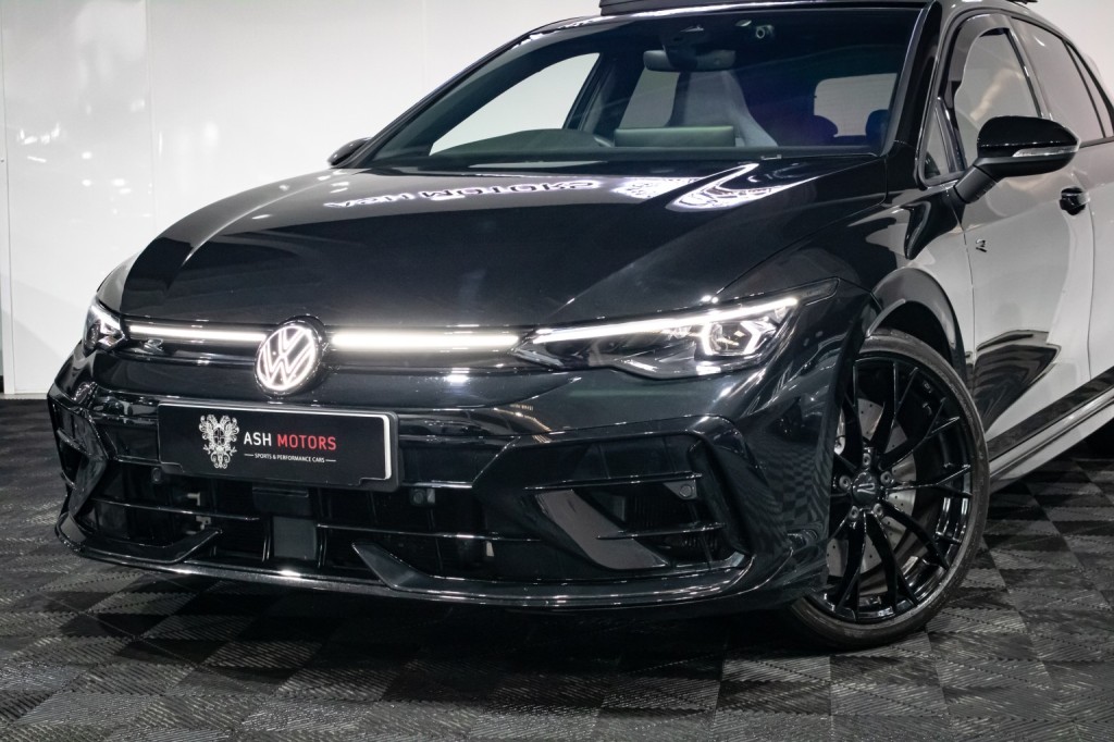 View VOLKSWAGEN GOLF 2.0 TSI R Black Edition