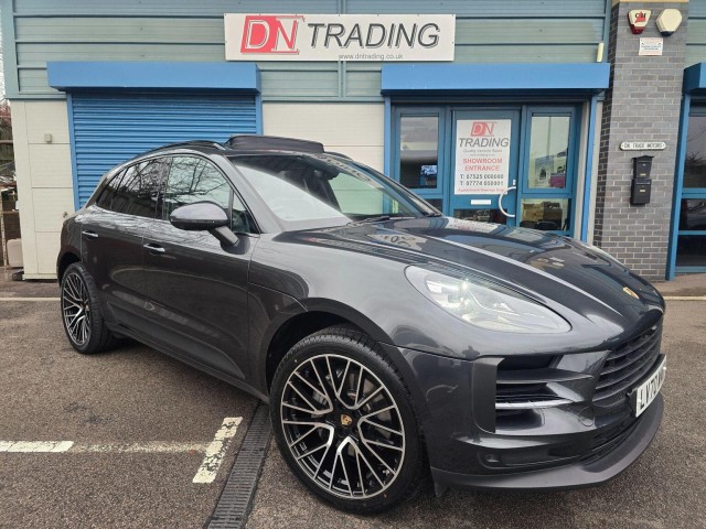 PORSCHE MACAN