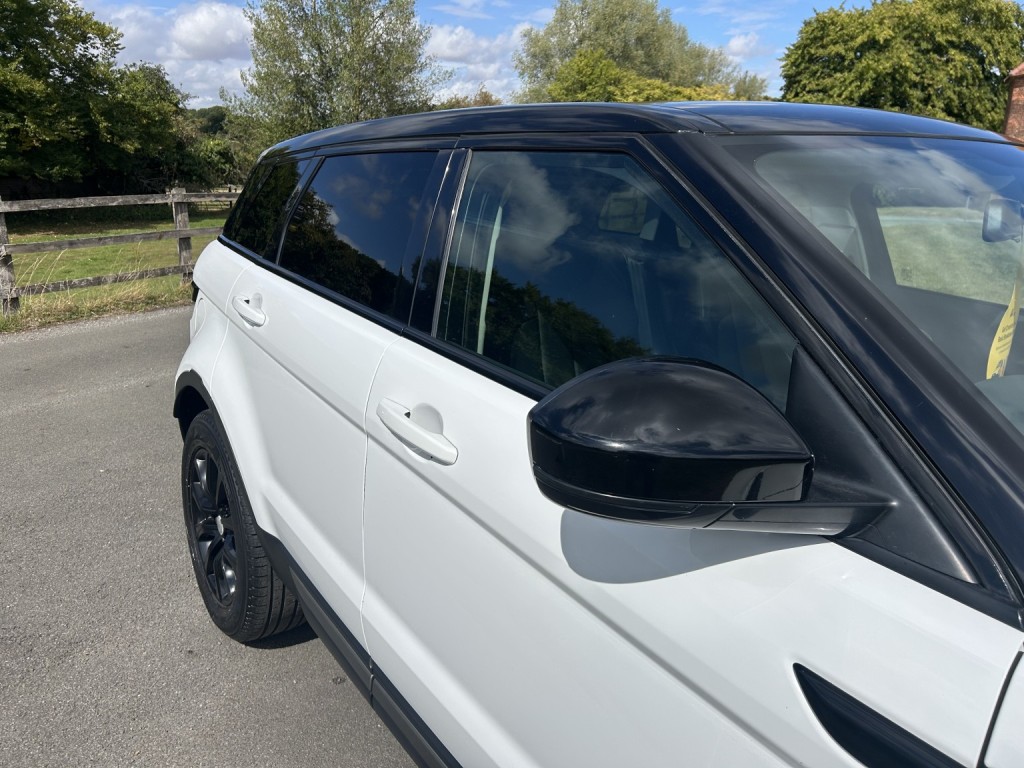 View LAND ROVER RANGE ROVER EVOQUE 2.2 SD4 Pure Tech