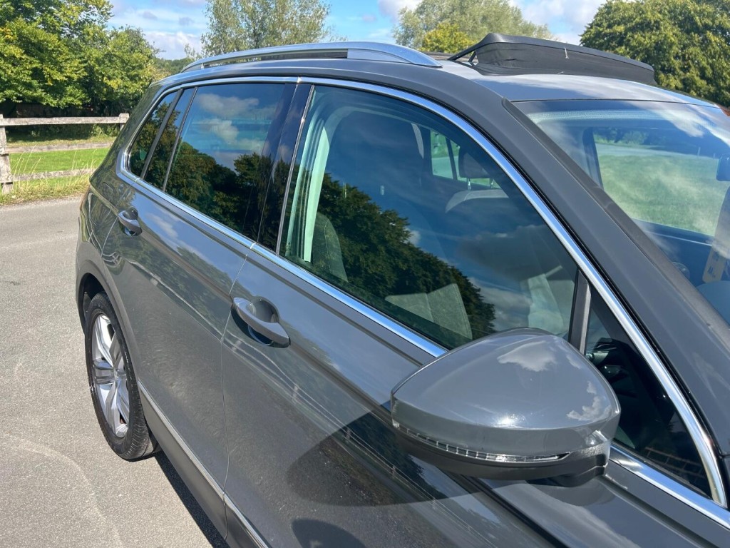 View VOLKSWAGEN TIGUAN 2.0 TDI BlueMotion Tech SEL