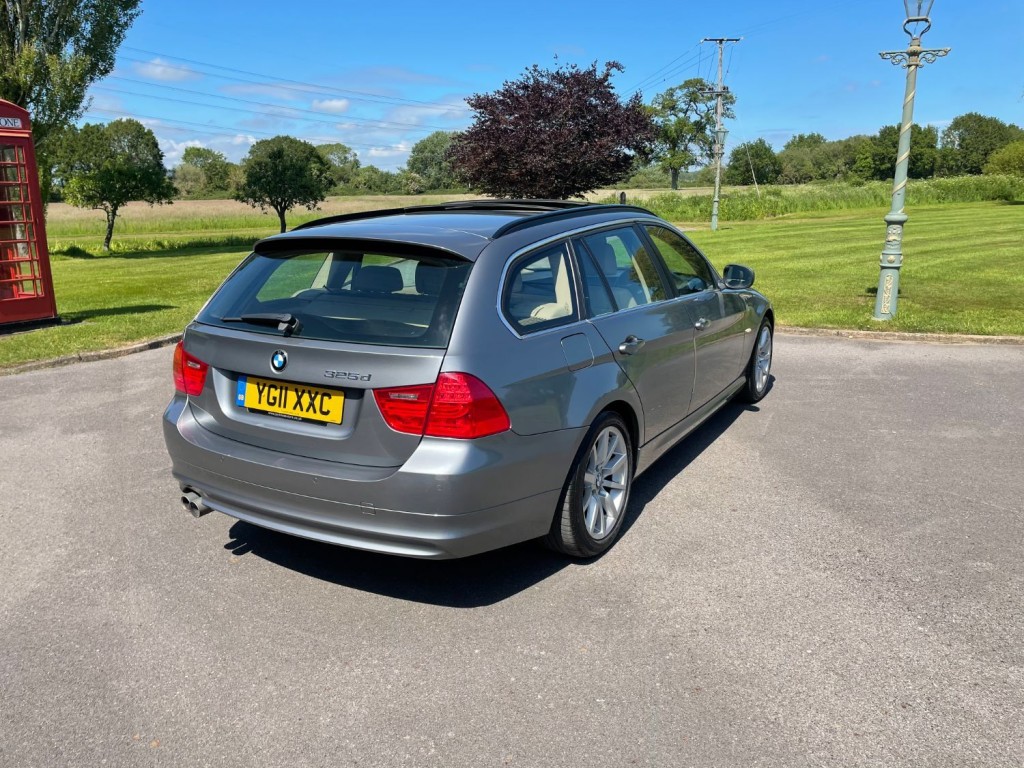 View BMW 3 SERIES 3.0 325d SE Touring 5dr