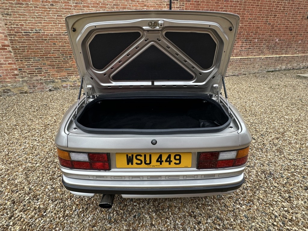 PORSCHE 944