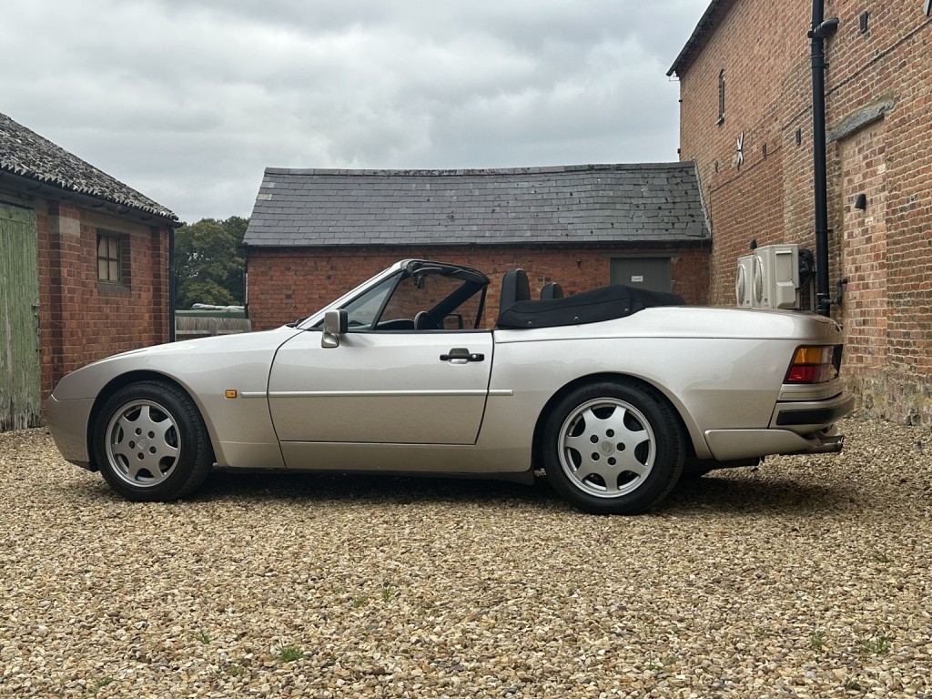 PORSCHE 944