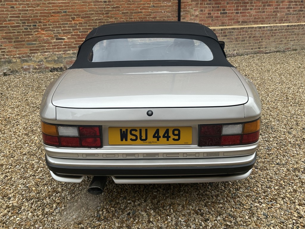 PORSCHE 944