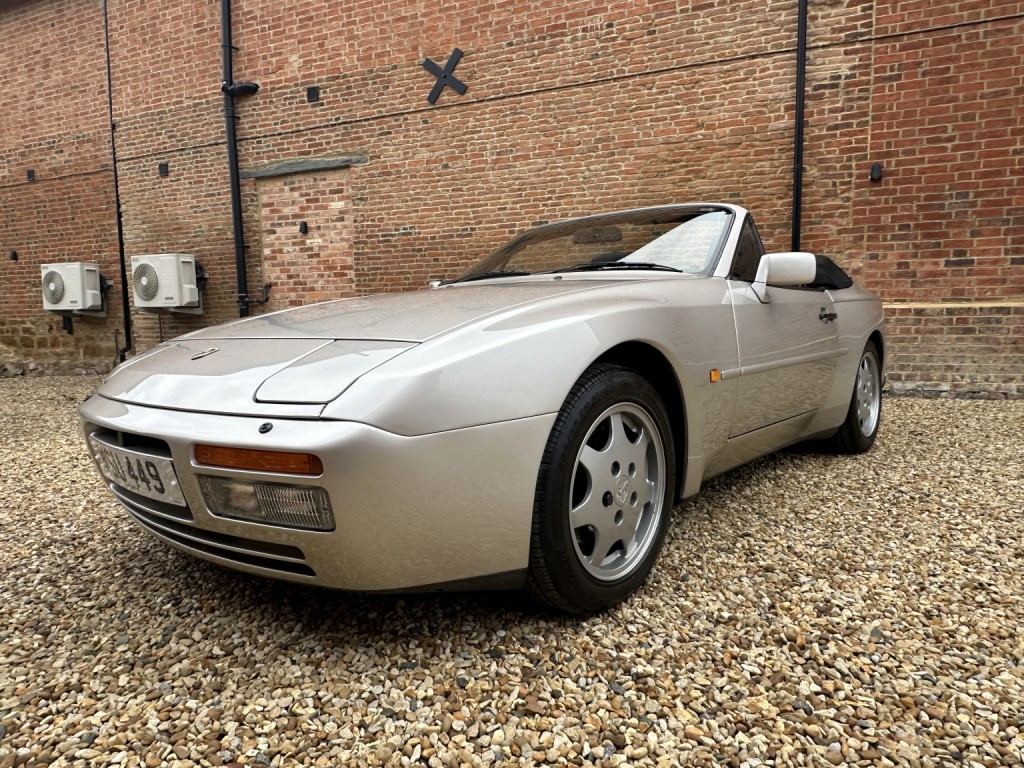 PORSCHE 944