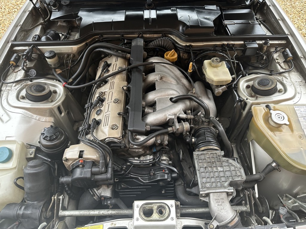 PORSCHE 944