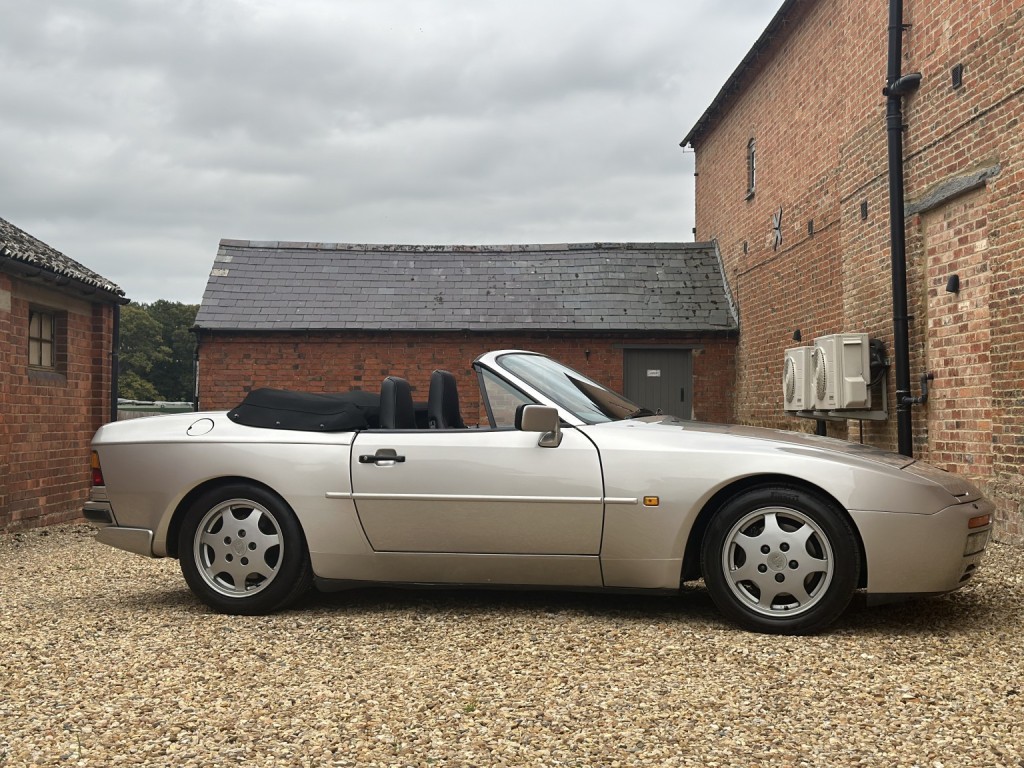 PORSCHE 944