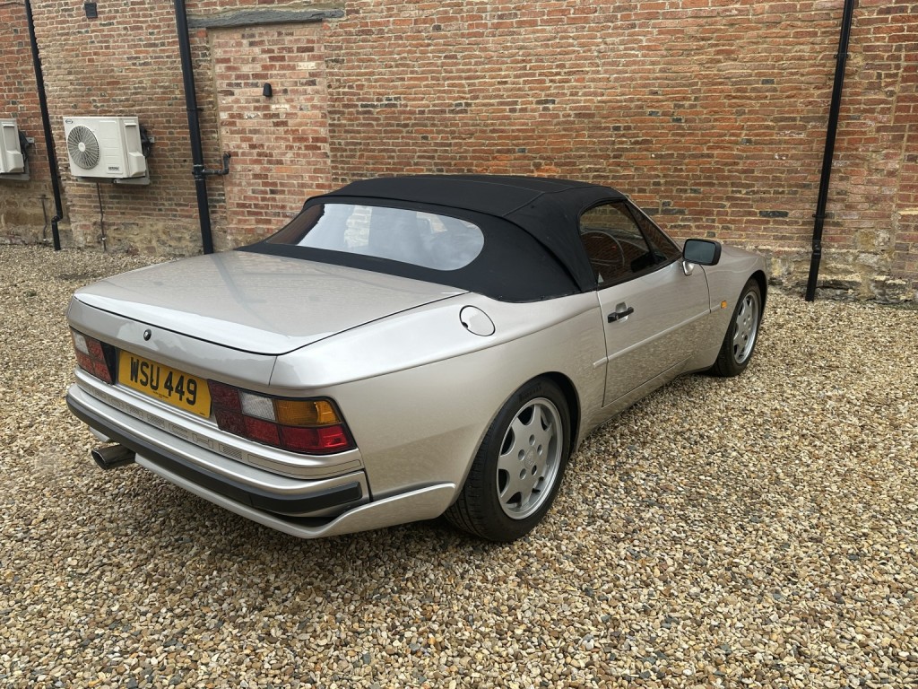 PORSCHE 944