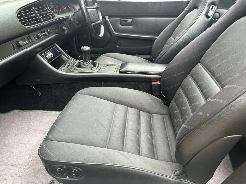 PORSCHE 944