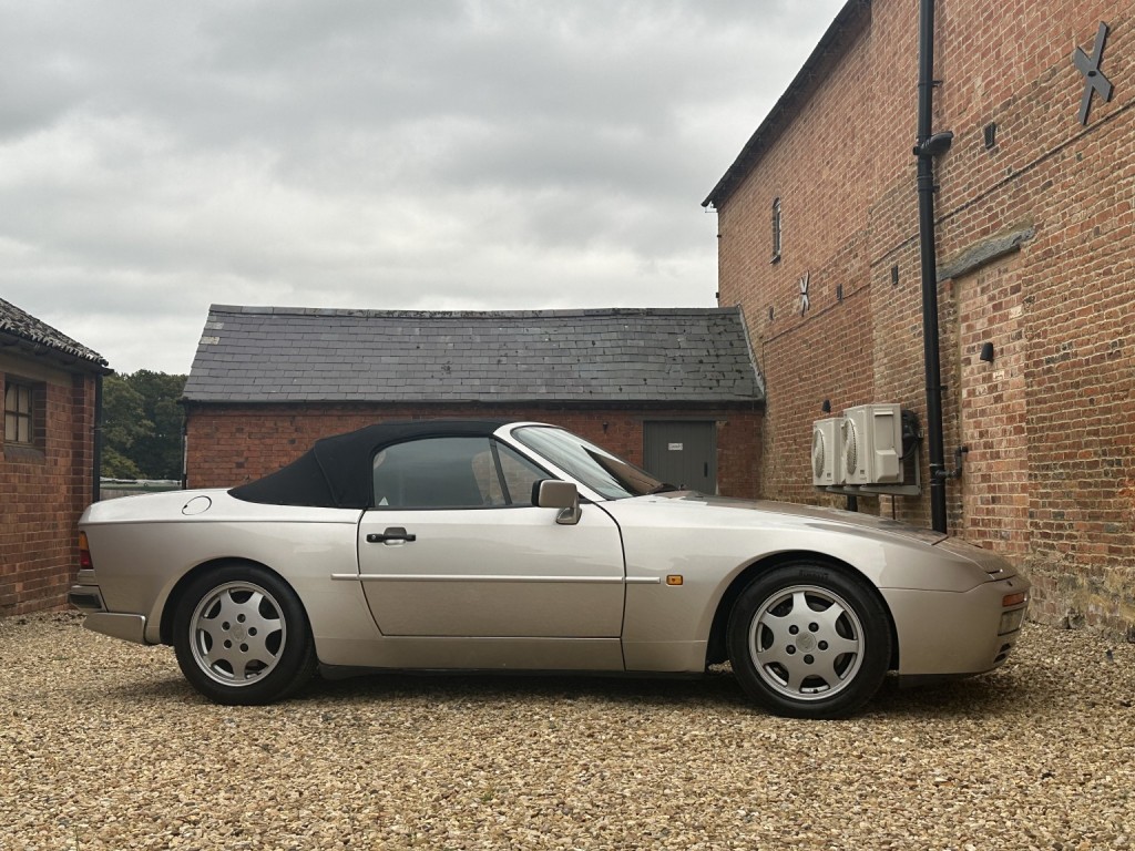 PORSCHE 944