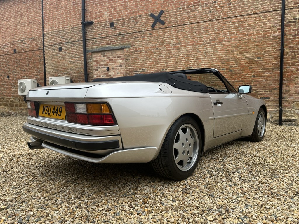 PORSCHE 944