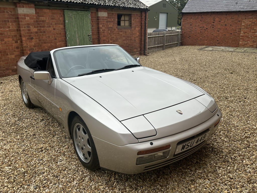 PORSCHE 944