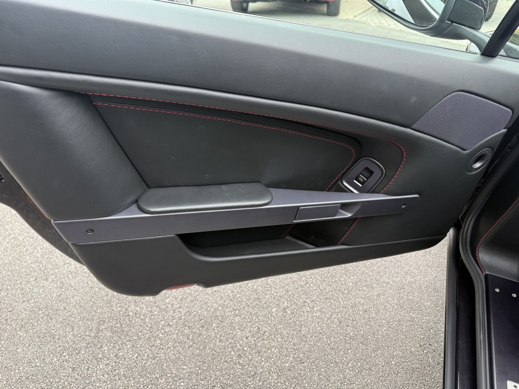 ASTON MARTIN VANTAGE