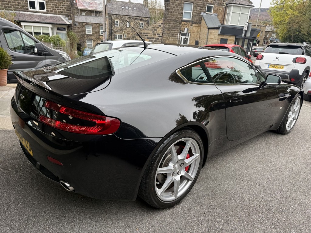 ASTON MARTIN VANTAGE