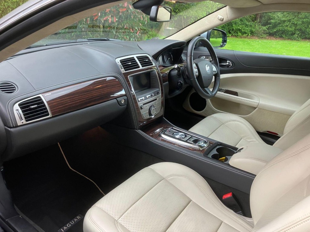 View JAGUAR XK 5.0 V8 Portfolio