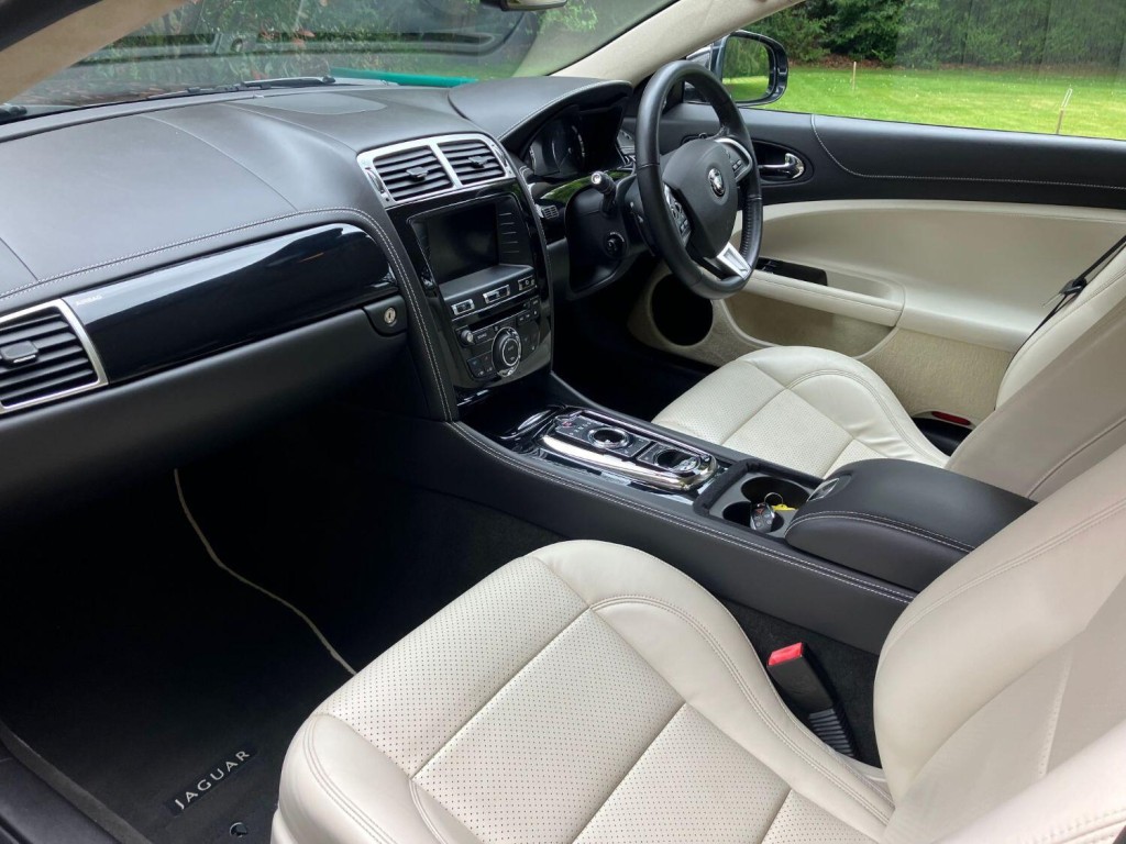 View JAGUAR XK 5.0 V8 Signature