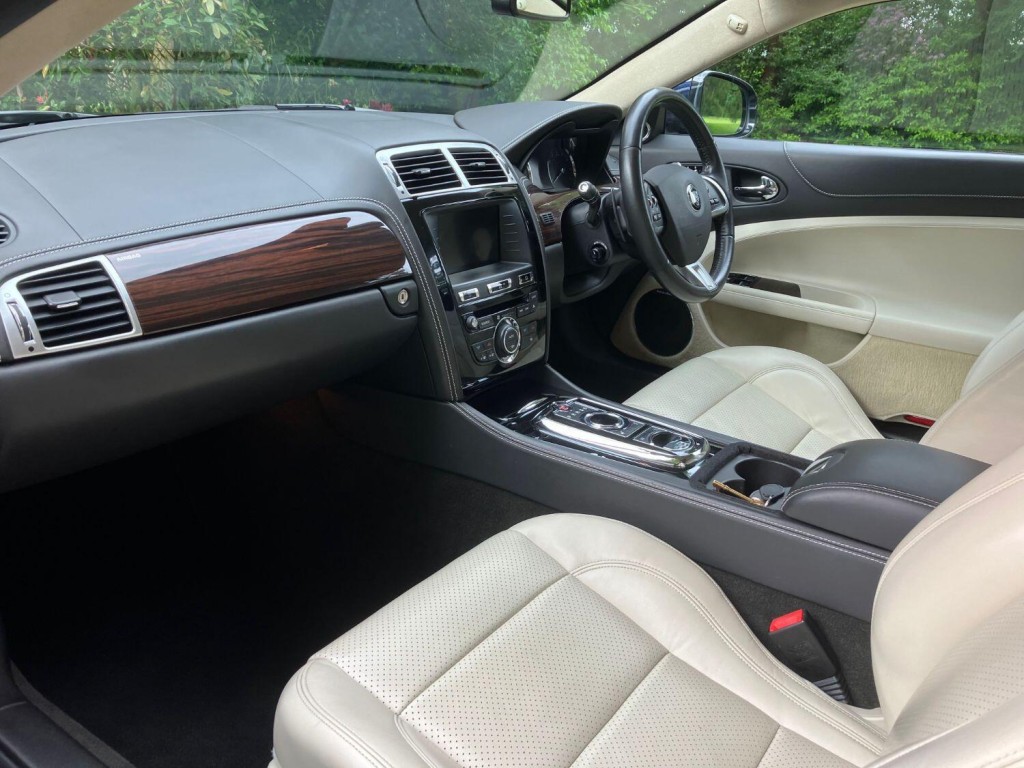 View JAGUAR XK 5.0 V8 Signature