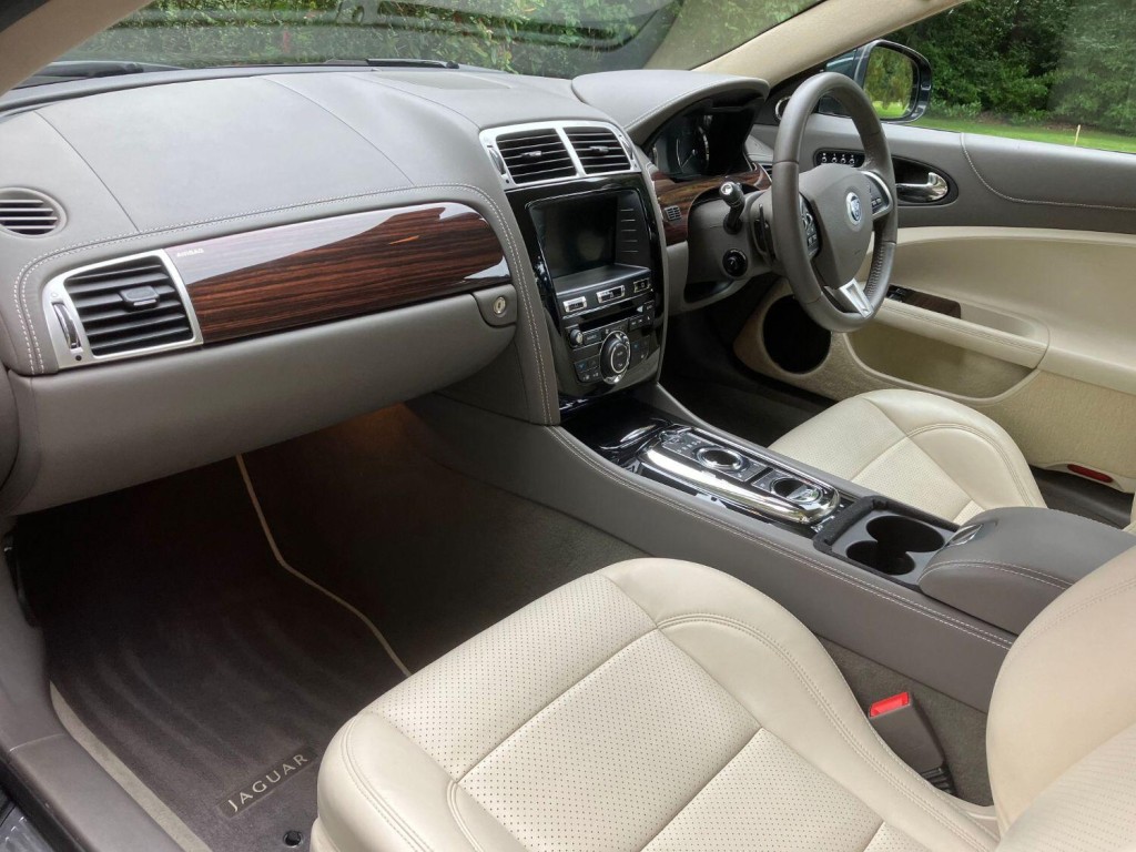 View JAGUAR XK 5.0 V8 Portfolio