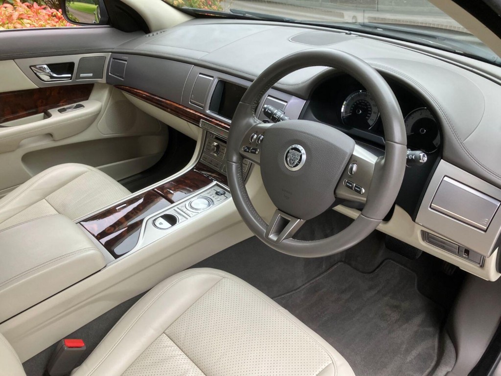 View JAGUAR XF 4.2 V8 Premium Luxury