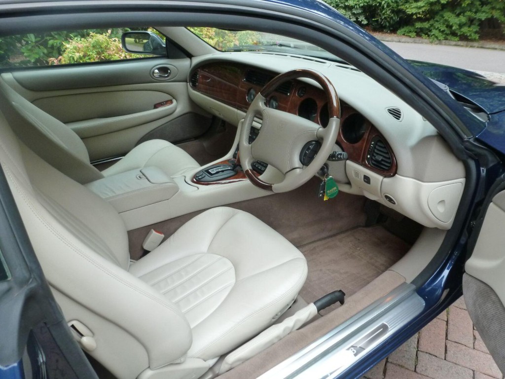 View JAGUAR XK8 V8 Auto
