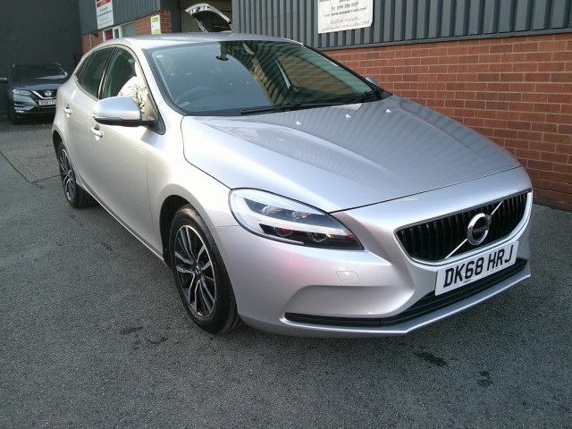 VOLVO V40 2.0 Momentum D2