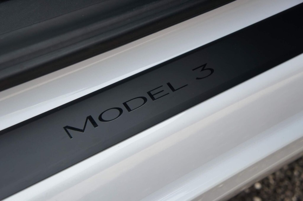 TESLA MODEL 3