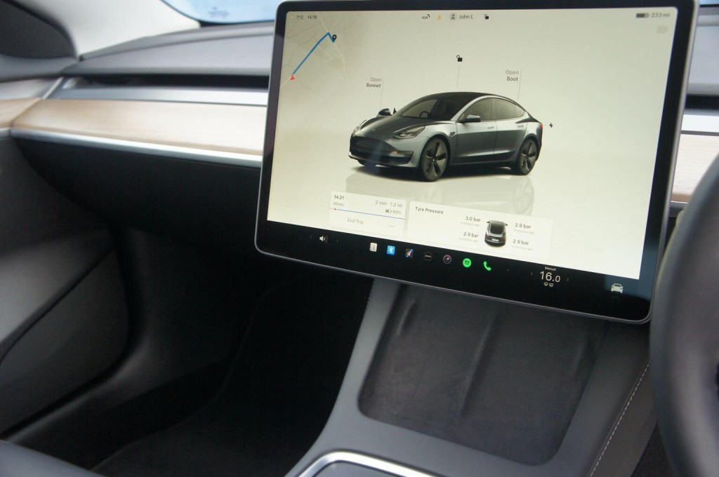 TESLA MODEL 3