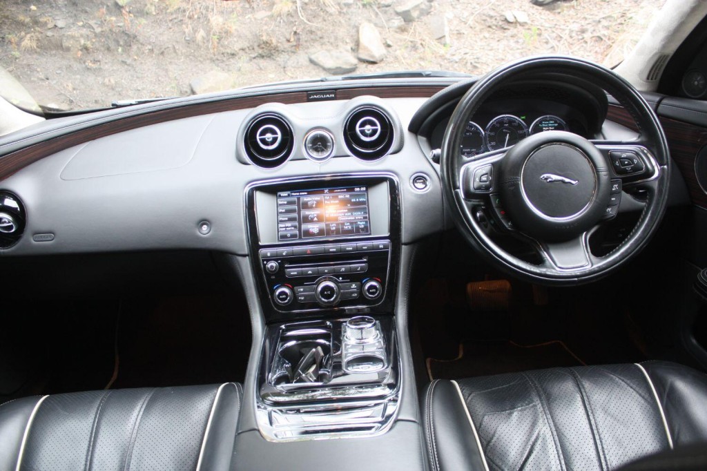 View JAGUAR XJ 3.0 d V6 Portfolio