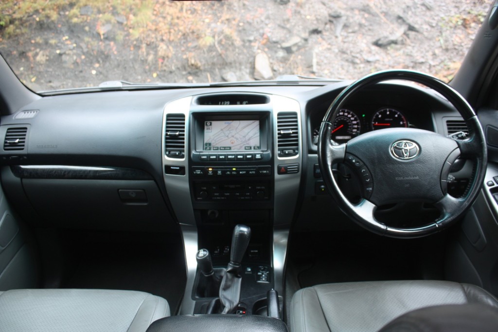 View TOYOTA LAND CRUISER 3.0 D-4D Invincible
