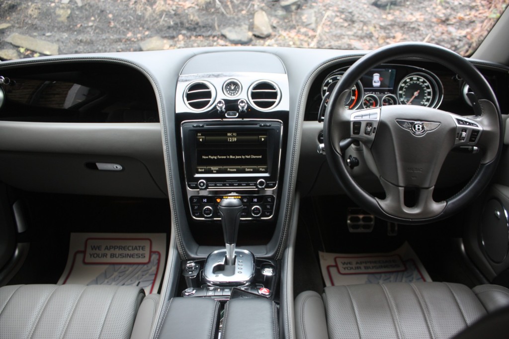 View BENTLEY FLYING SPUR 4.0 V8