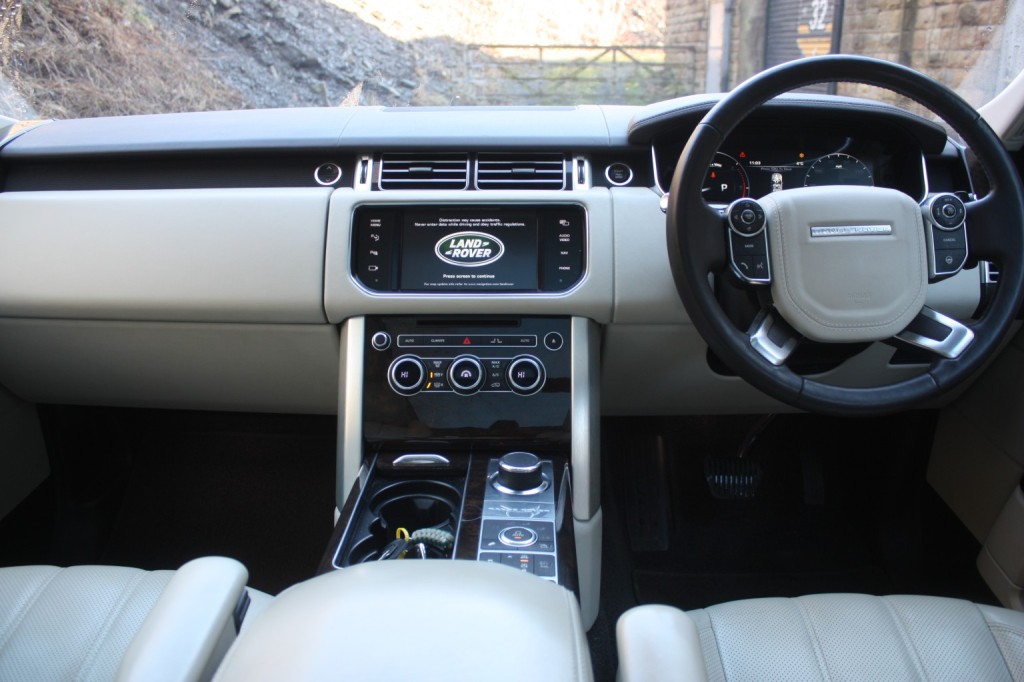 View LAND ROVER RANGE ROVER 4.4 SD V8 Vogue SE