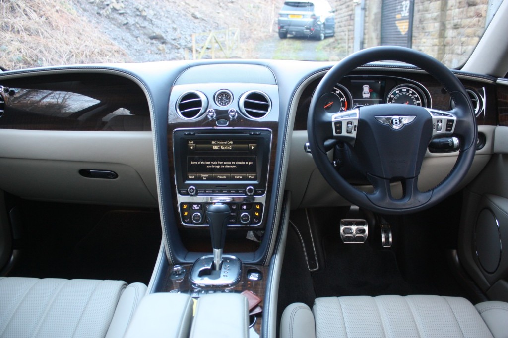 View BENTLEY FLYING SPUR 4.0 V8