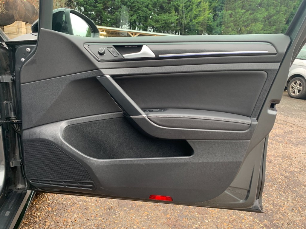 VOLKSWAGEN GOLF 2.0 TSI R Estate 5dr DSG 4MOTION 2018