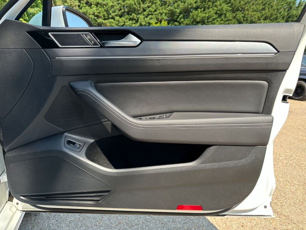 VOLKSWAGEN PASSAT 2.0 TDI R-Line Estate DSG 2017