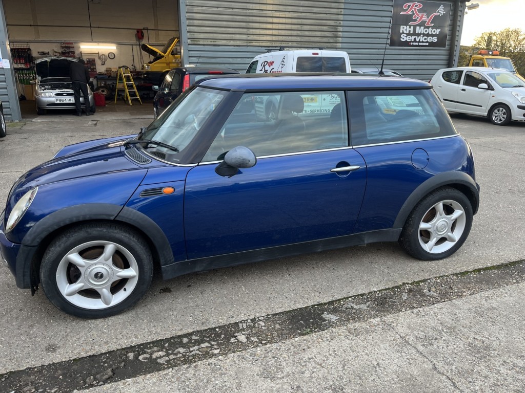 View MINI HATCH 1.6 One Hatch