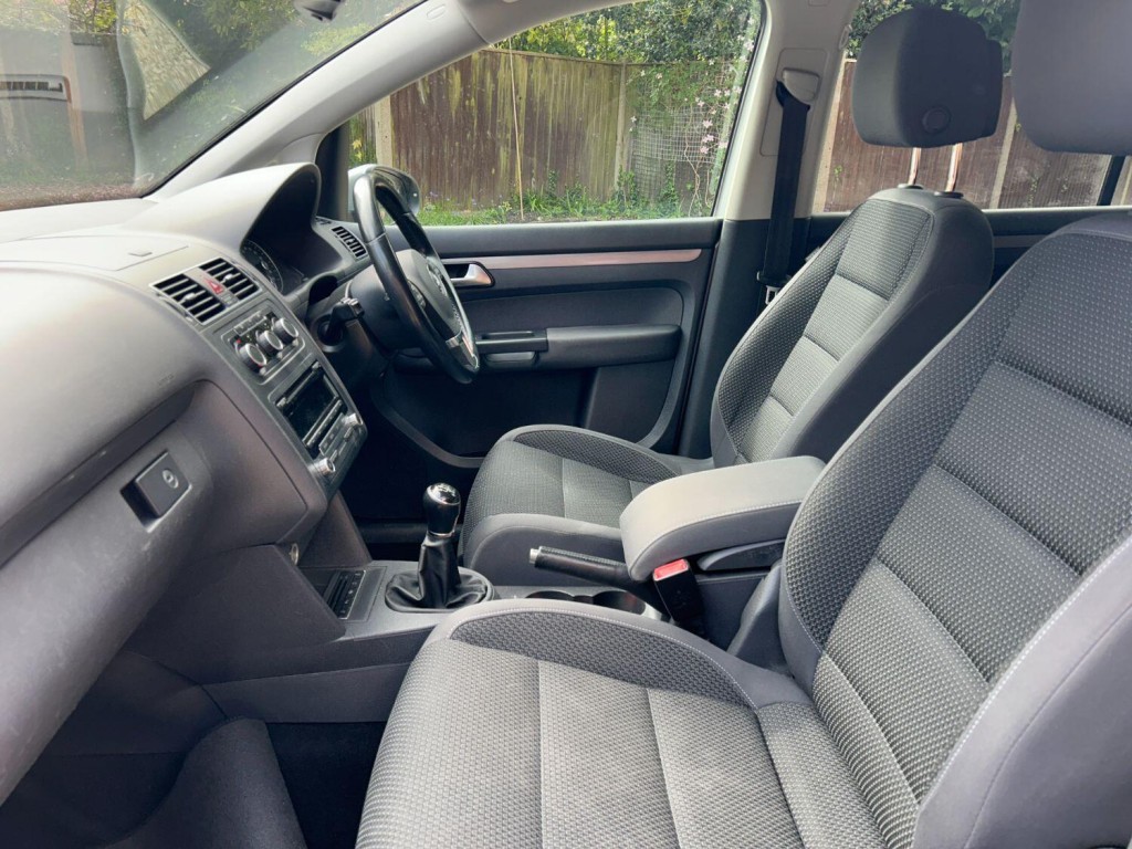 VOLKSWAGEN TOURAN