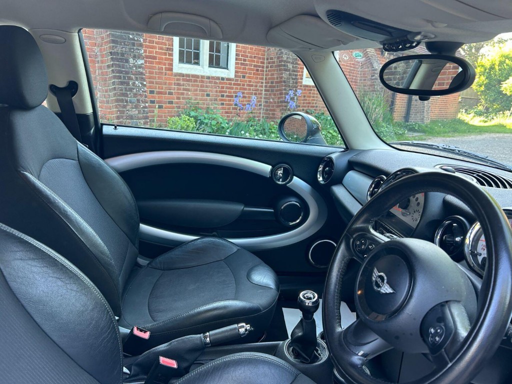 MINI HATCH