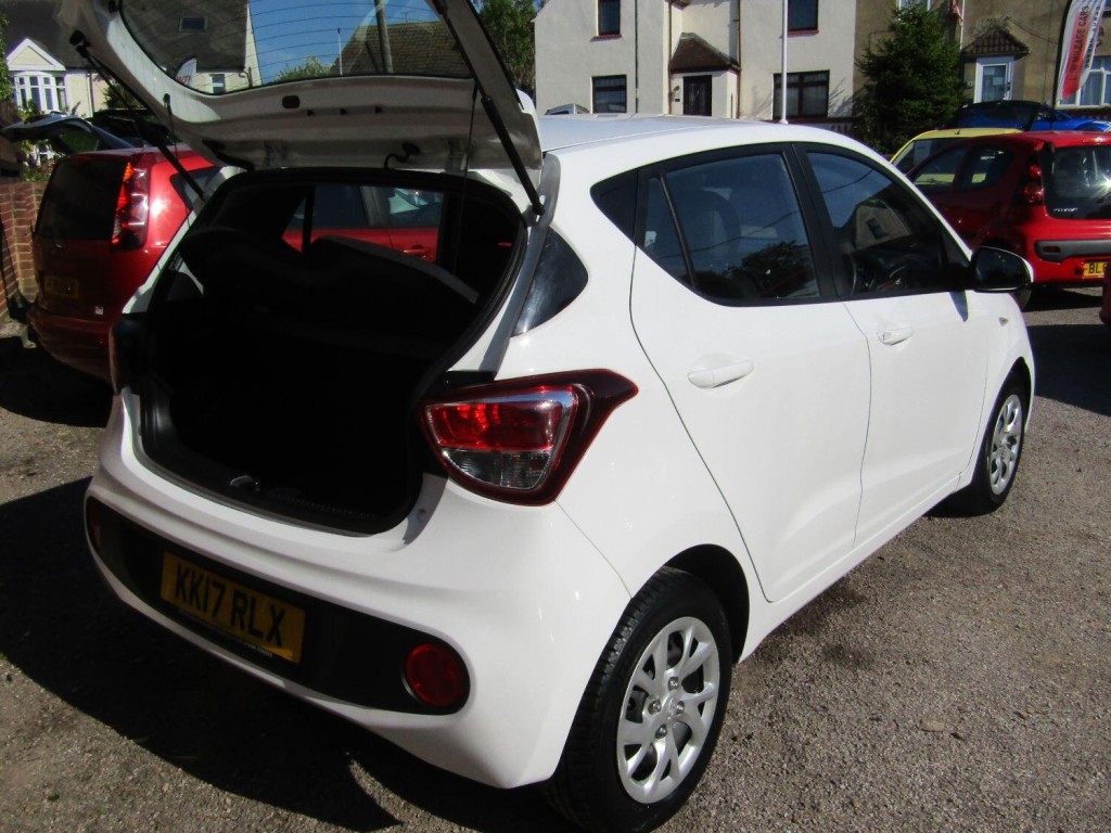 View HYUNDAI I10 1.0 SE  One Former Keeper,  Only 37,000 miles, Full Main Dealer Service History (5 Hyundai Stamps)