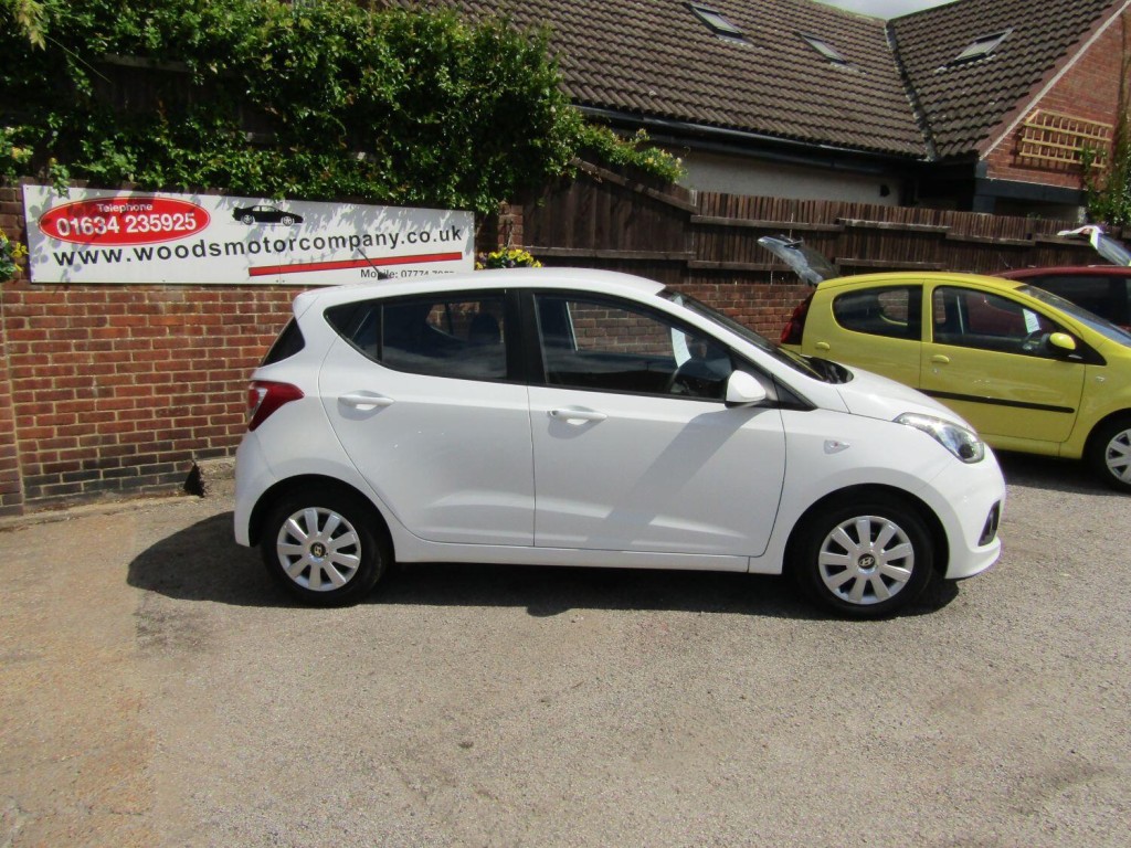 View HYUNDAI I10 1.0 SE  2 Former Keepers   Only 62,000 miles, Full Service History, 9 Service Stamps,Only £20 Tax