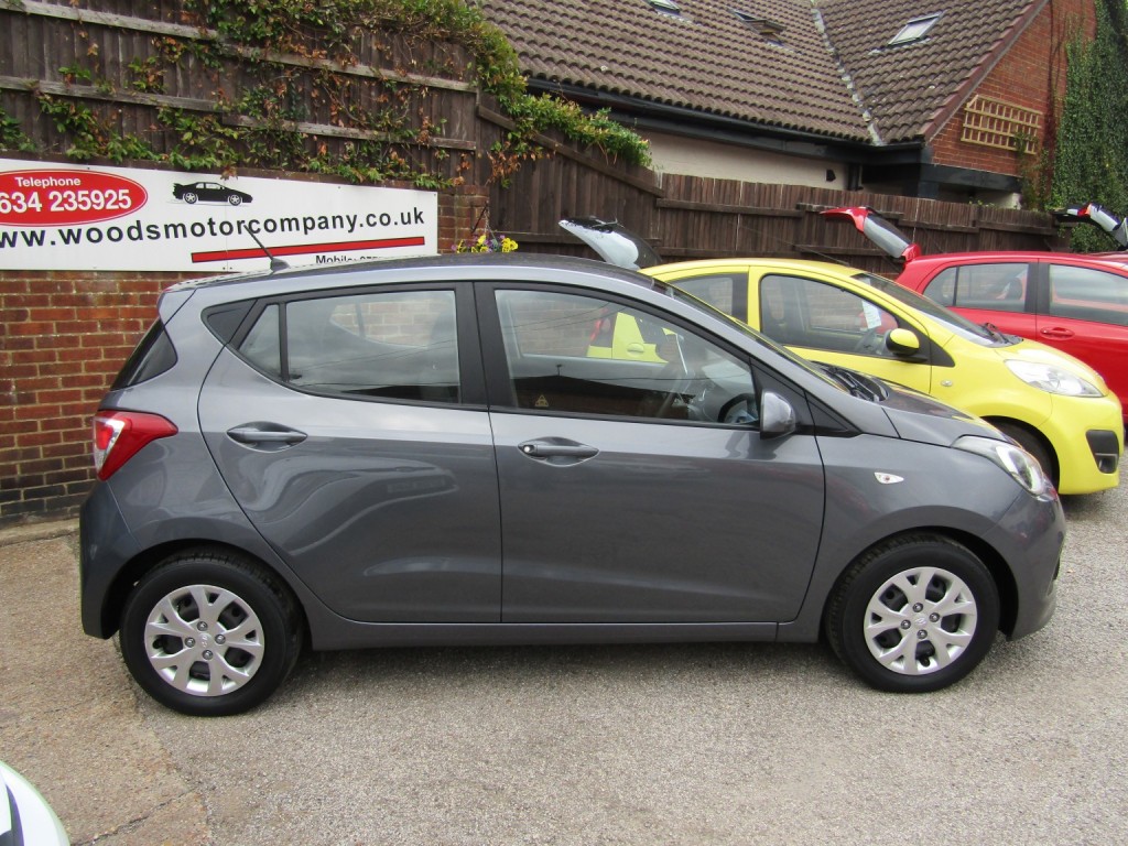 View HYUNDAI I10 1.2 SE  One Former Keeper, Only 58,000 miles, Service History, 5 Service Stamps, Only £35 Tax