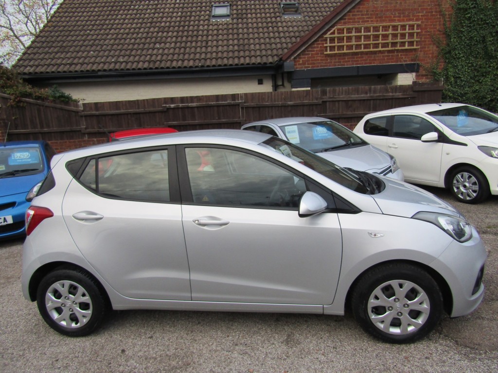 View HYUNDAI I10 1.0 SE One Former Keeper, Only 52,000 miles, FSH, 10 Service Stamps,, Only £20 Tax