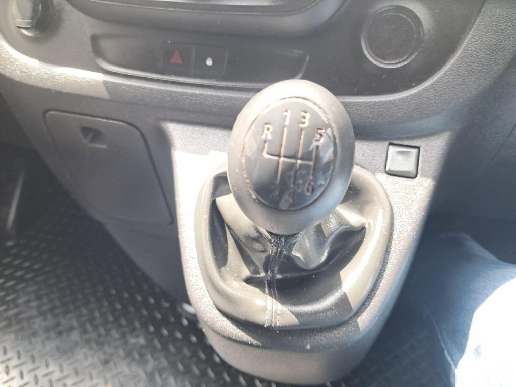 VAUXHALL VIVARO