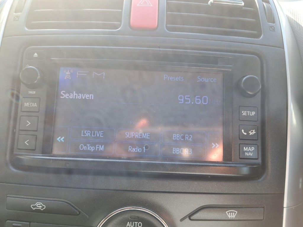 TOYOTA AURIS